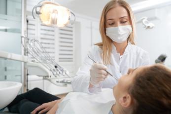 Zahnärztin bahandelt Patient